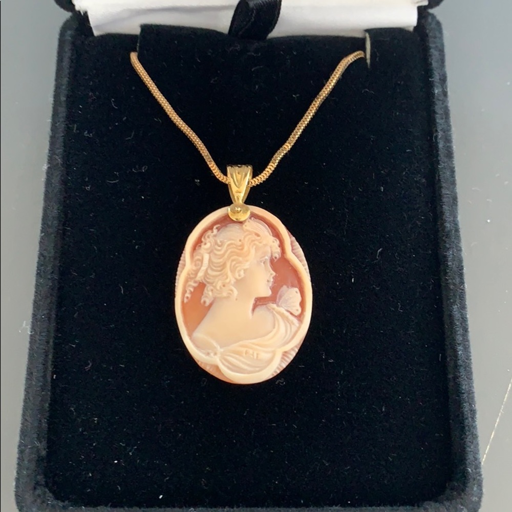 Vintage necklace. Gold and Ivory.